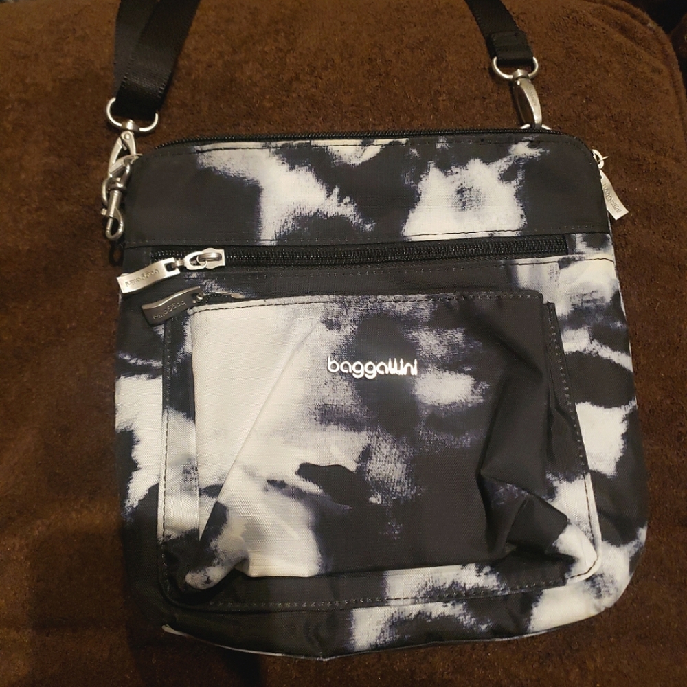 Baggallini Bag Black White tote purse strap zippers pockets tye dye  crossbody